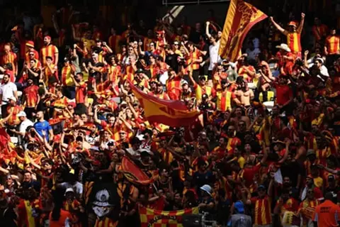 جماهير الترجي تهاجم الأهلي وكاف بلافتات مسيئة (صورة)